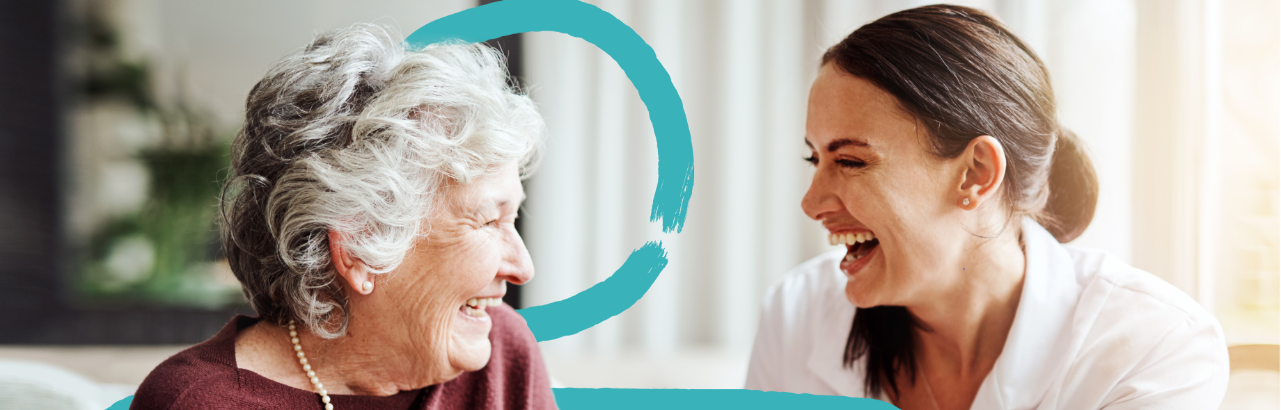 Infirmière et femme riant