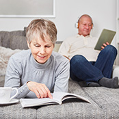 Un homme et une femme lisent sur le canapé