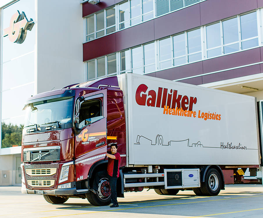 Fahrer und Lastwagen von Galliker Healthcare Logistics