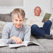 Mann und Frau lesen auf dem Sofa