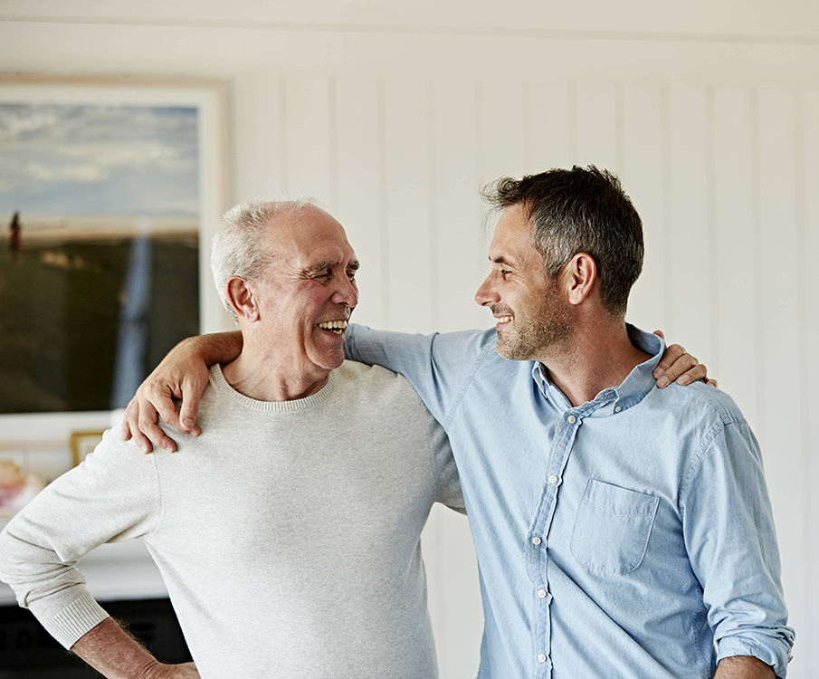 Père et fils riant