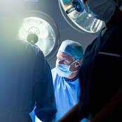 Foto Anästhestistin und Chirurgin im Operationssaal