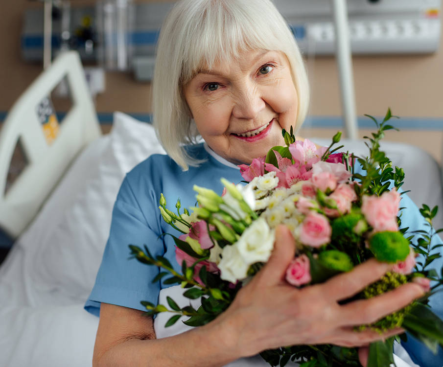 Patient à l'hôpital avec un bouquet de fleurs